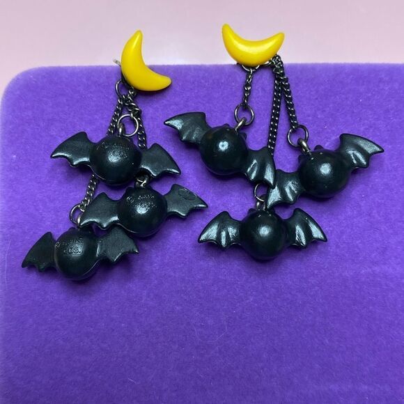 Jewelry - 💛 Vintage Halloween Moon & Bat Earrings